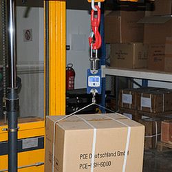 Balanza De Gancho Pce-Hs 50n. La Grúa De Carga Pce-Hs 50n Es Un Equipo Muy Empleado Para Pesar En Numerosos Campos De La Industria. La Grua De Carga Está Compuesta Por Una Carcasa De Plástico Resistente, Un Mosquetón De Grandes Dimensiones Y Un Gancho Fij