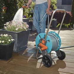Carro portamanguera GARDENA AquaRolls Incluye manguera de 20 metros de longitud. ( 464N1850)