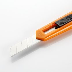 Cutter De Cuchilla Fragmentable De 18 Mm Con Guía De Plástico ALYCO ORANGE.