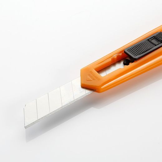 Cutter De Cuchilla Fragmentable De 18 Mm Con Guía De Plástico ALYCO ORANGE.