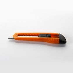 Cutter De Cuchilla Fragmentable De 18 Mm Con Guía De Plástico ALYCO ORANGE.