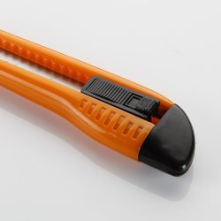 Cutter De Cuchilla Fragmentable De 18 Mm Con Guía De Plástico ALYCO ORANGE.