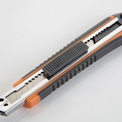 Cutter De Cuchilla Fragmentable De 9 Mm Con Guía Métalica ALYCO ORANGE, Referencia 170812