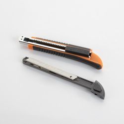 Cutter De Cuchilla Fragmentable De 9 Mm Con Guía Métalica ALYCO ORANGE, Referencia 170812