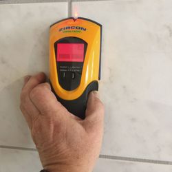 Detector de estructuras ZIRCON MultiScanner L550c Puntero Led SpotLit. Referencia 6721H3
