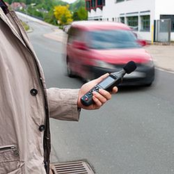 Higrómetro Pce-Em 883. Unifica Diferentes Sensores En Un Solo Dispositivo Para Realizar Mediciones Medioambientales. El Higrometro Ha Sido Diseñado Para Medir De Forma Rápida Diferentes Parámetros. Gracias A Los Diferentes Sensores Externos Que Se Incluye