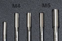 Juego de Machos y Cojinetes de Roscar a Mano, Rosca Metrica de M-3 a M-12, Referencia 3406