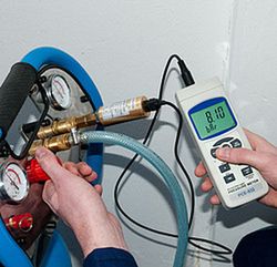Manómetro Pce-932. El Manómetro Tiene Una Carcasa Robusta Y Se Utilizar Para La Medición De La Presión En Rangos Altos En La Industria, Investigación Y Desarrollo. El Manometro Se Puede Conectar A Tomas De Hasta 400 Bar, Con Un Cable De Conexión De 1.2 Mt