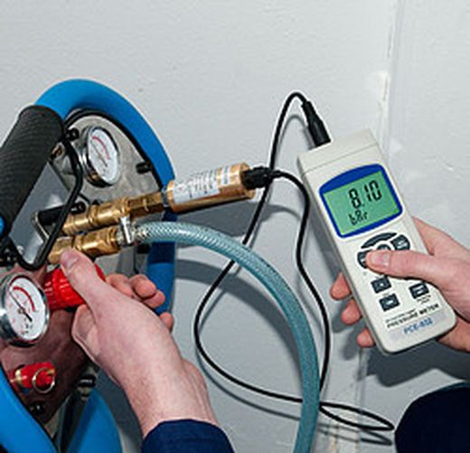 Manómetro Pce-932. El Manómetro Tiene Una Carcasa Robusta Y Se Utilizar Para La Medición De La Presión En Rangos Altos En La Industria, Investigación Y Desarrollo. El Manometro Se Puede Conectar A Tomas De Hasta 400 Bar, Con Un Cable De Conexión De 1.2 Mt