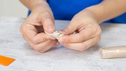 Masilla reparadora CEYS super barra madera Se presenta en una cómoda barrita de 29 g. Ref.4572B117