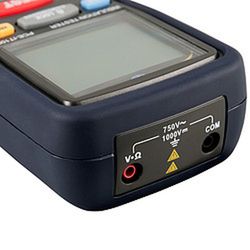 Medidor De Aislamiento Pce It100. Detecta Con Tensiones Auxiliares De 125 V, 250 V, 500 V Y 1000 V Resistencias De Aislamiento Hasta Máx. 4000 Mω. Este Medidor De Aislamiento Mide Además Bajas Resistencias Hasta 400 Ω