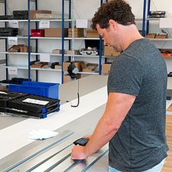 Medidor De Brillo Pce-Gm 60plus. El Brillómetro Es Un Instrumento Que Determinar El Brillo Sobre Diferentes Materiales. Durante La Medición, El Brillometro Detecta La Reflexión Del Haz De Luz. El Propio Brillómetro Envía La Luz.