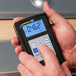 Rugosímetro Pce-Rt 10 Es Un Dispositivo Pequeño,Ligero Y Fácil De Manejar. A Pesar De Que El Comprobador De Material En Superficies Funciona A Un Nivel Muy Complejo Y Elaborado, Los Resultados De Medición Se Pueden Obtener De Una Manera Muy Fácil Y Cómoda
