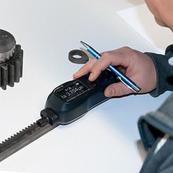 Rugosímetro Pce-Rt 1200. Se Utiliza Para La Detección De La Rugosidad Superficial. El Rugosimetro Compacto Es Un Dispositivo De Mano Para Usarlo De Forma Móvil. Gracias A Su Alimentación Por Un Acumulador Puede Medir Directamente In Situ.
