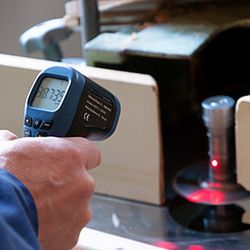 Tacómetro Pce-Dt 50. S Un Dispositivo Apto Para El Control Inmediato De Las Revoluciones. El Tacometro Pce-Dt 50 Mide Sin Contacto La Velocidad De Rotación De Objetos En Movimiento, Como Pueden Ser Ejes, Transmisiones, Piñones, Etc.
