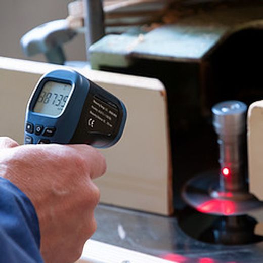 Tacómetro Pce-Dt 50. S Un Dispositivo Apto Para El Control Inmediato De Las Revoluciones. El Tacometro Pce-Dt 50 Mide Sin Contacto La Velocidad De Rotación De Objetos En Movimiento, Como Pueden Ser Ejes, Transmisiones, Piñones, Etc.