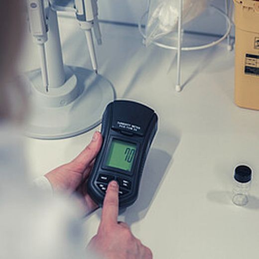 Turbidímetro Pce-Tum 20. El Turbidímetro Es Un Medidor Portátil Con Una Gran Pantalla Que Cumple Todas Las Exigencias Para Medir La Turbidez In Situ. El Rango De Medición Del Turbidimetro Es De 0 A 1000 Ntu Está Seccionado En Dos Rangos Automáticos